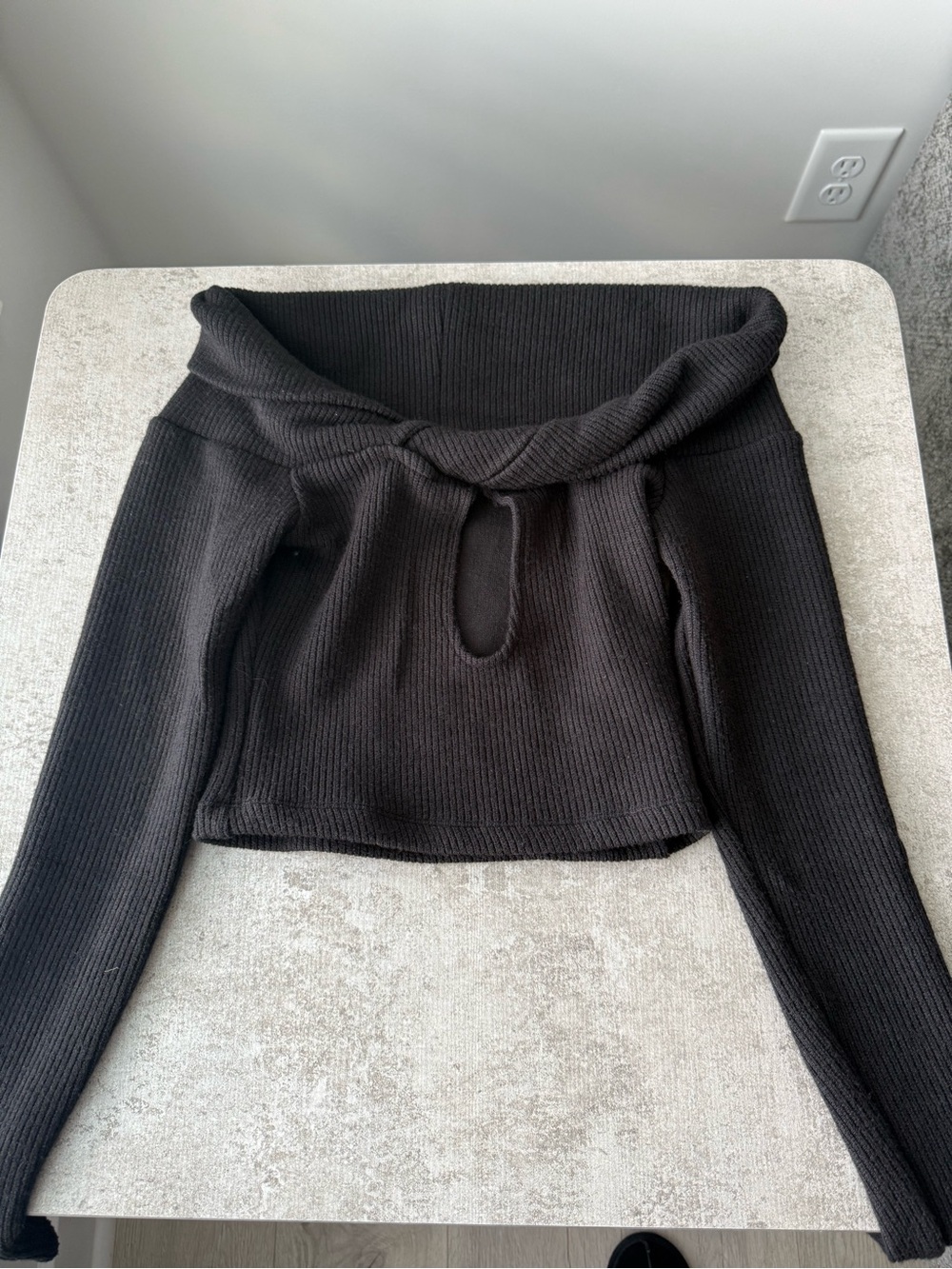 Off-Shoulder Black Ribbed Cropped Top with Front Keyhole - Picture 3 of 4